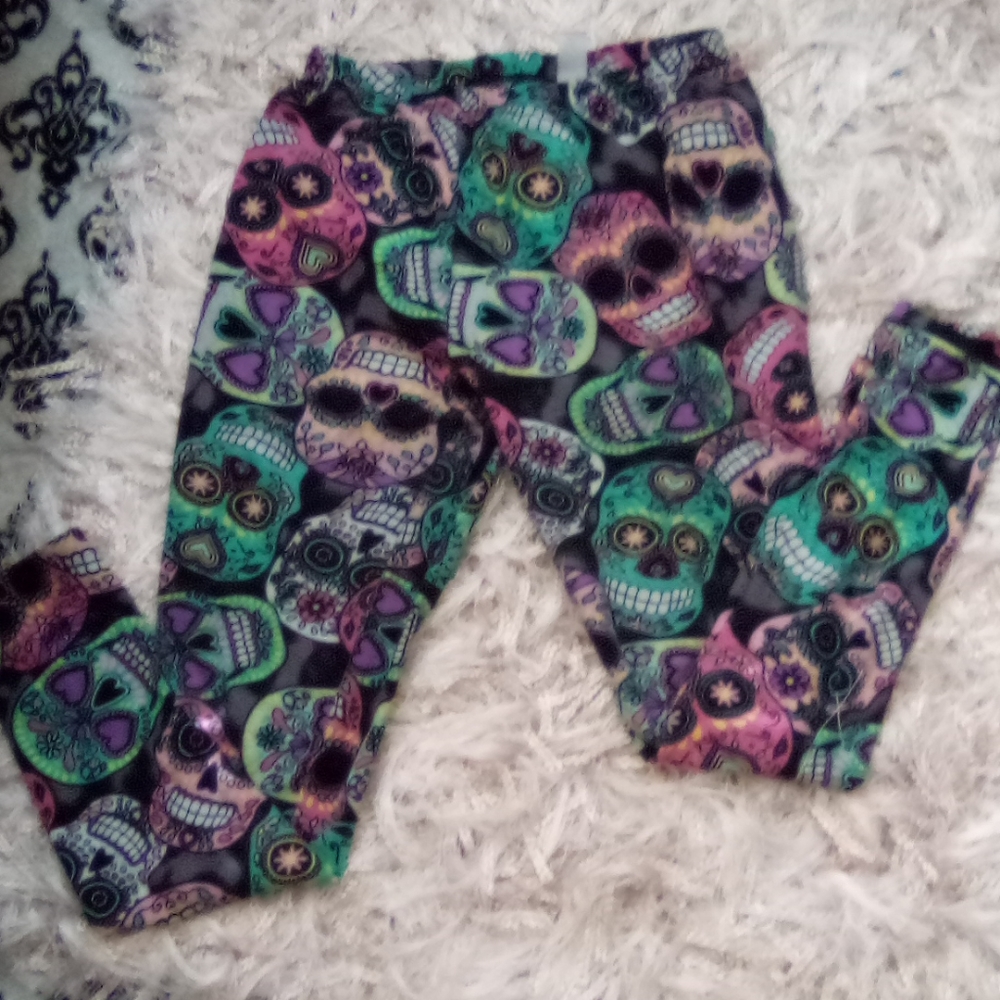 Scrolled style pants